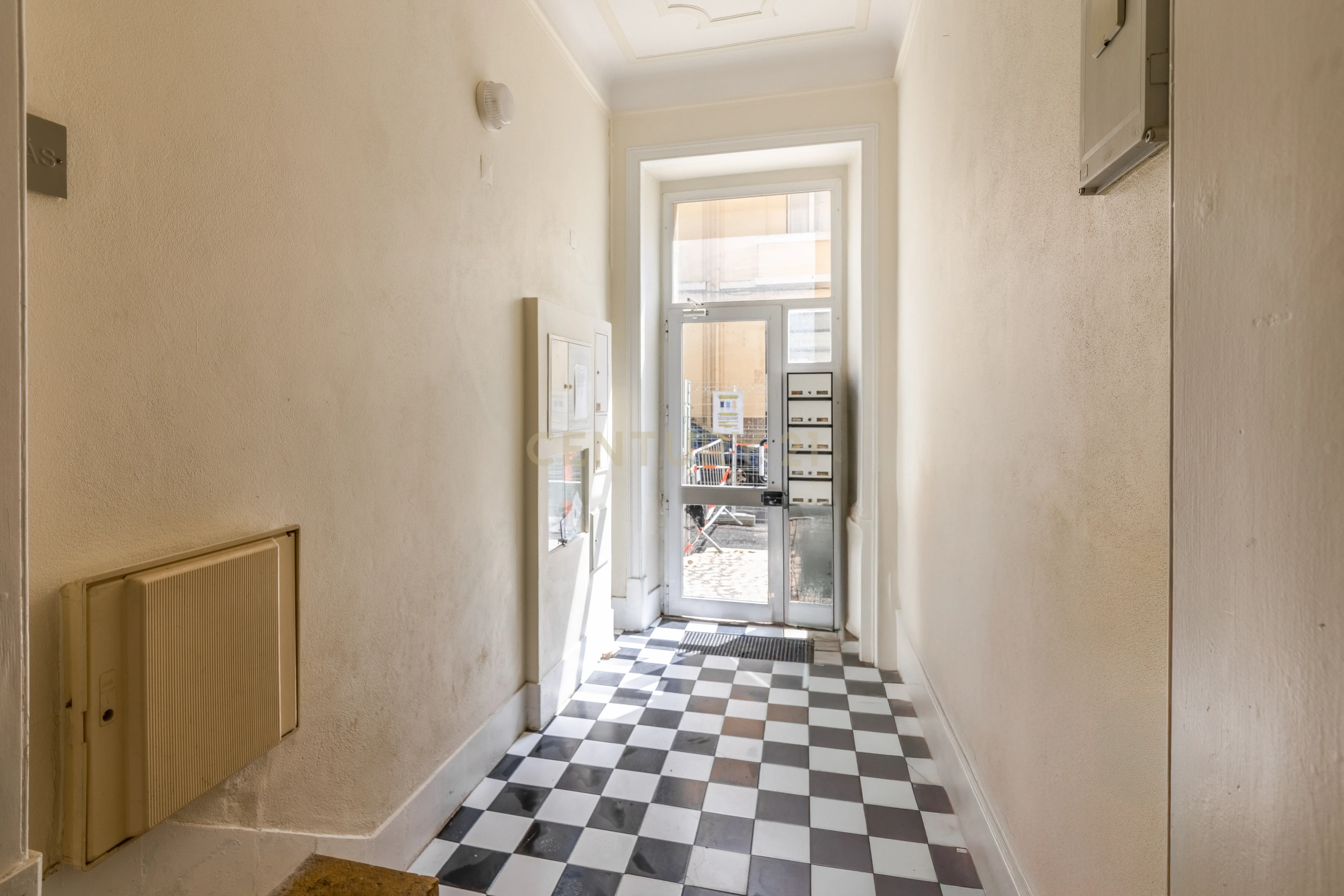 T1 Totalmente Remodelado em Campo de Ourique – Vista Deslumbrante e Charme Contemporâneo - Image 19