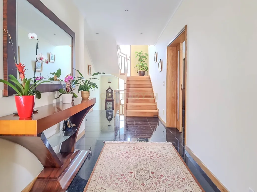 Moradia T4 de 4 Frentes com Jardim, Cozinha Regional e Garagem – Custoias, Matosinhos - Image 12