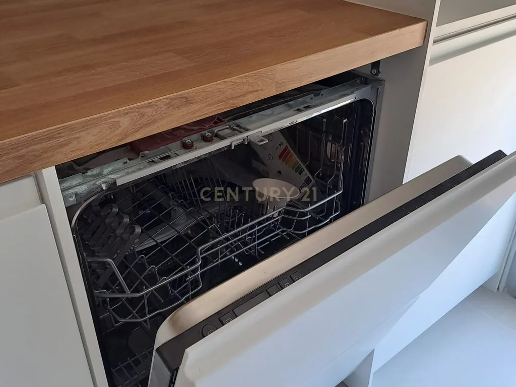 T2 Totalmente Remodelado em Almada | Luminosidade, Conforto e Localização Privilegiada - Image 8