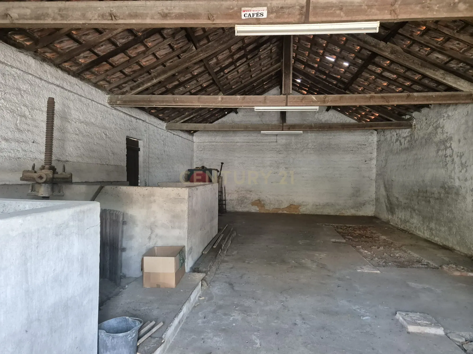 Moradia para Recuperar com Adega e Quintal em Sangalhos - Image 11