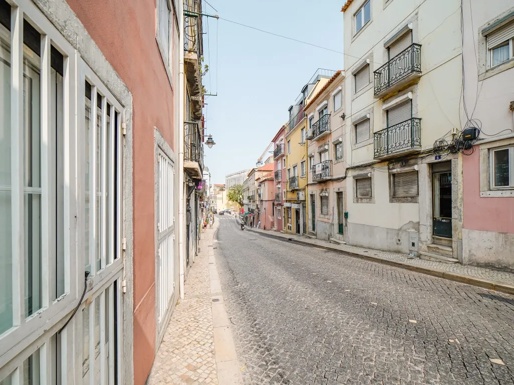 Apartamento T2 Triplex* em Santos-o-Velho – Janelas Verdes | Estrela - Image 36
