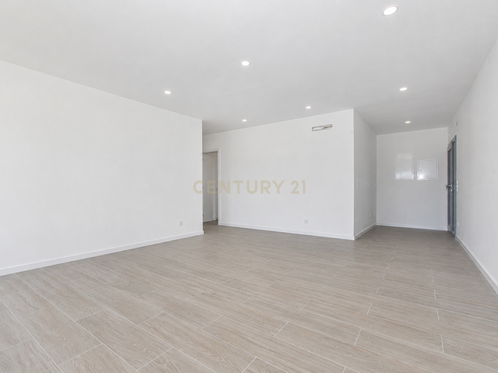 MORADIA T3 COM PISCINA E VISTA CAMPO - Image 11