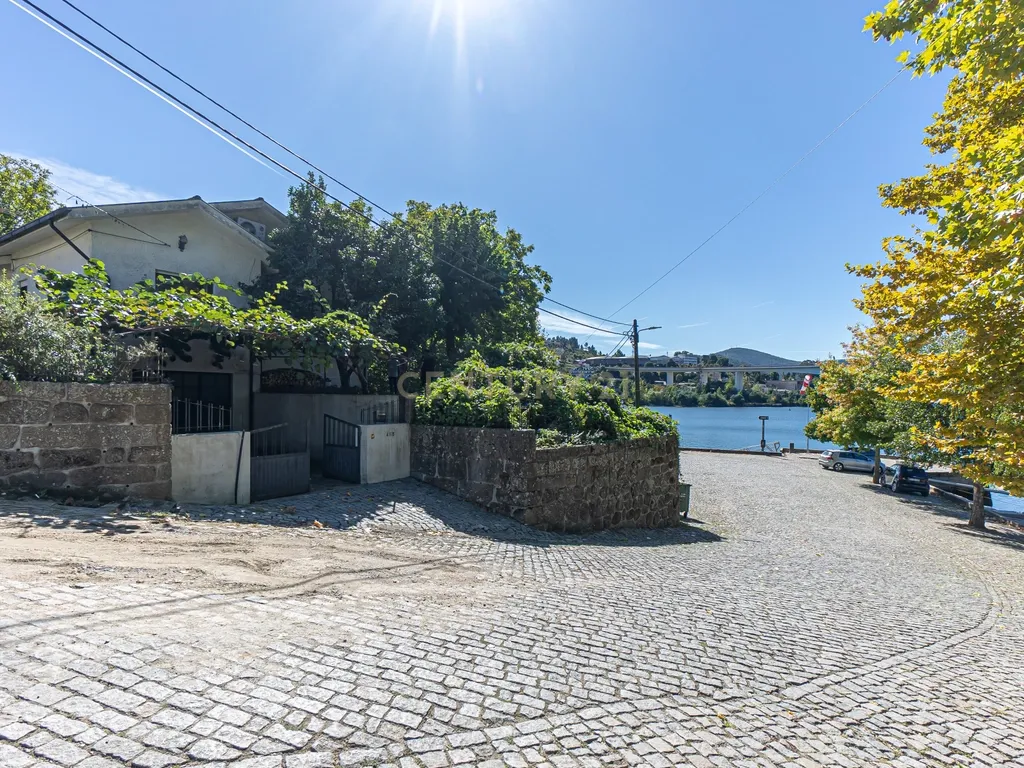 Moradia Térrea V3 na primeira linha dos Rios Douro e Tâmega com amplo jardim e garagem - Image 5