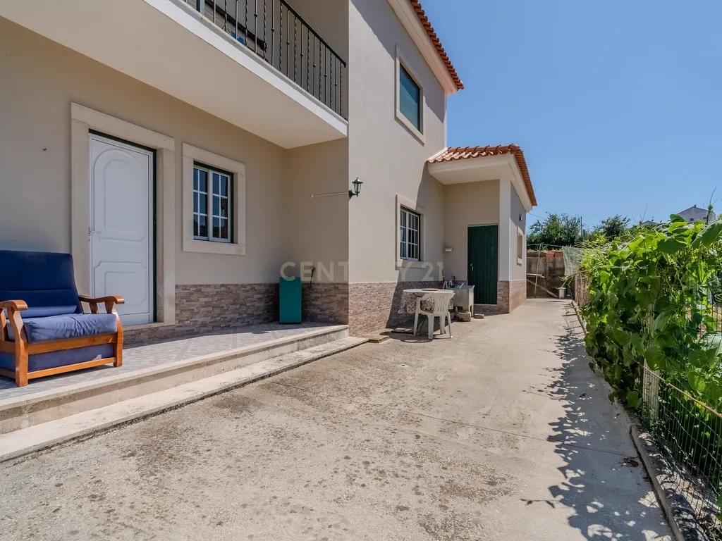 Moradia T5 com Garagem e Terreno em Sobral de Monte Agraço - Image 33