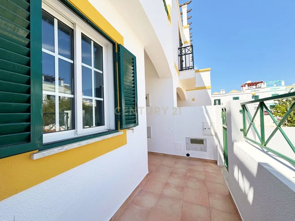 Moradia T2+1 em banda, situada na Urbanização do Mato Santo Espírito, em Tavira, totalmente remodelada e pronta a estrear. - Image 2