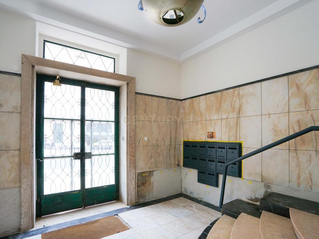 Apartamento T6 Avenida António Augusto de Aguiar - Image 3
