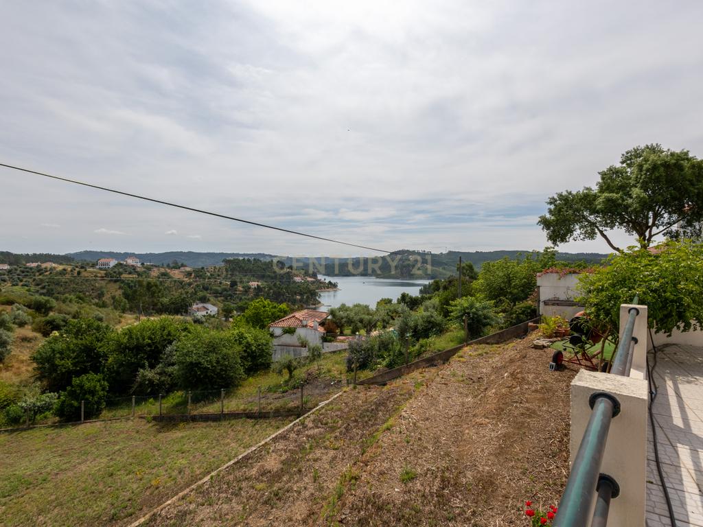 Moradia de Luxo com Vista Panorâmica sobre o Castelo do Bode e Piscina Privada - Image 17