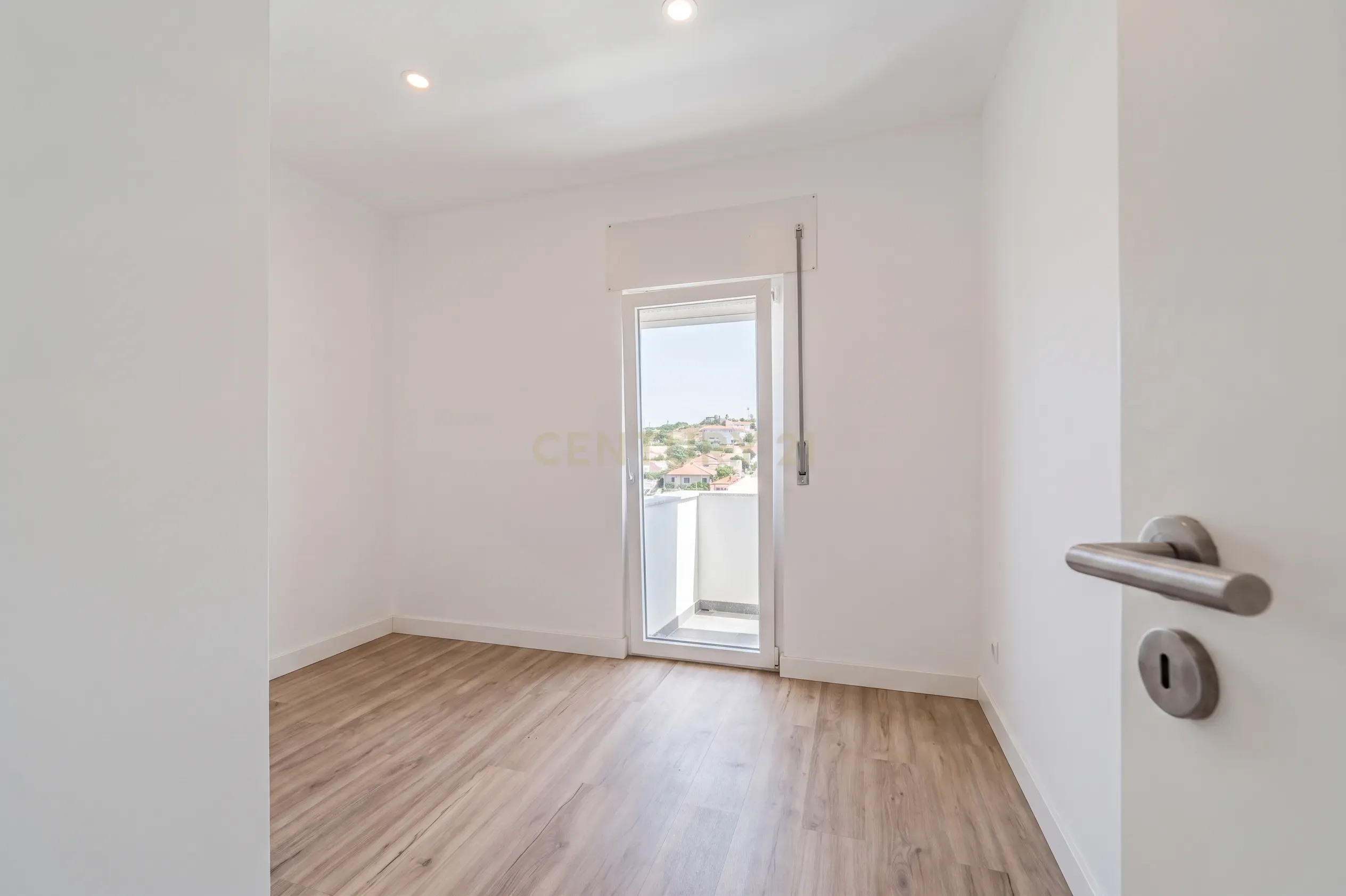 Fotografia 9 de Apartamento T2+1 Remodelado, com Varanda, em Laveiras - Caxias