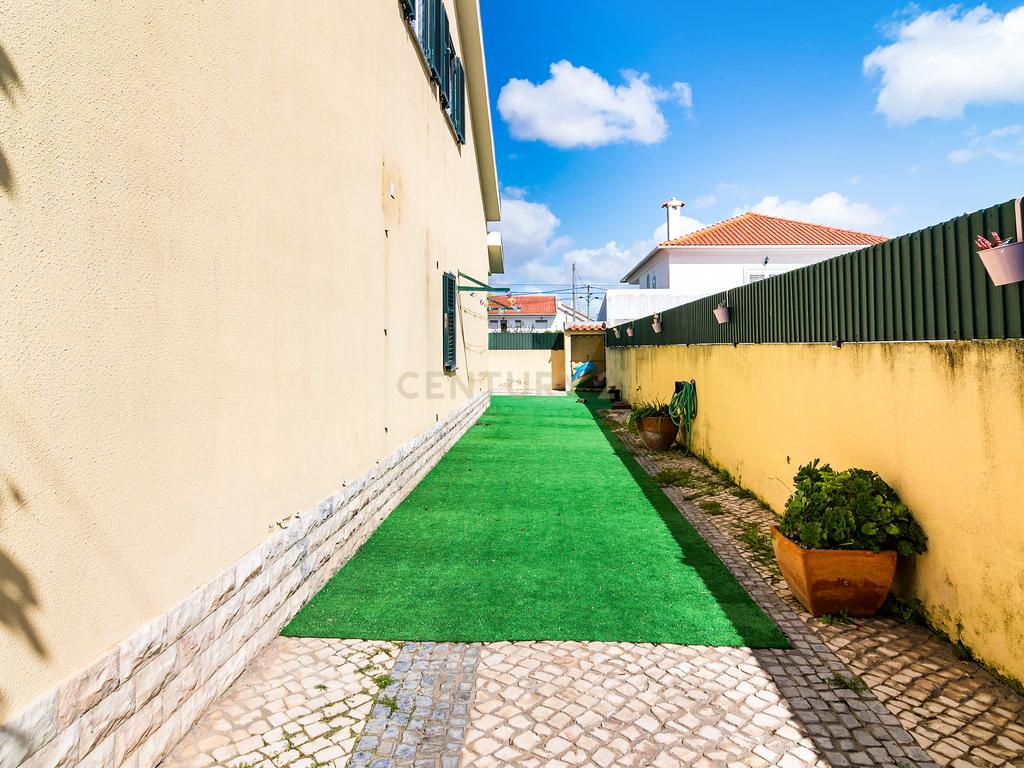 Moradia T3+2 Isolada na Quinta do Conde - Image 25