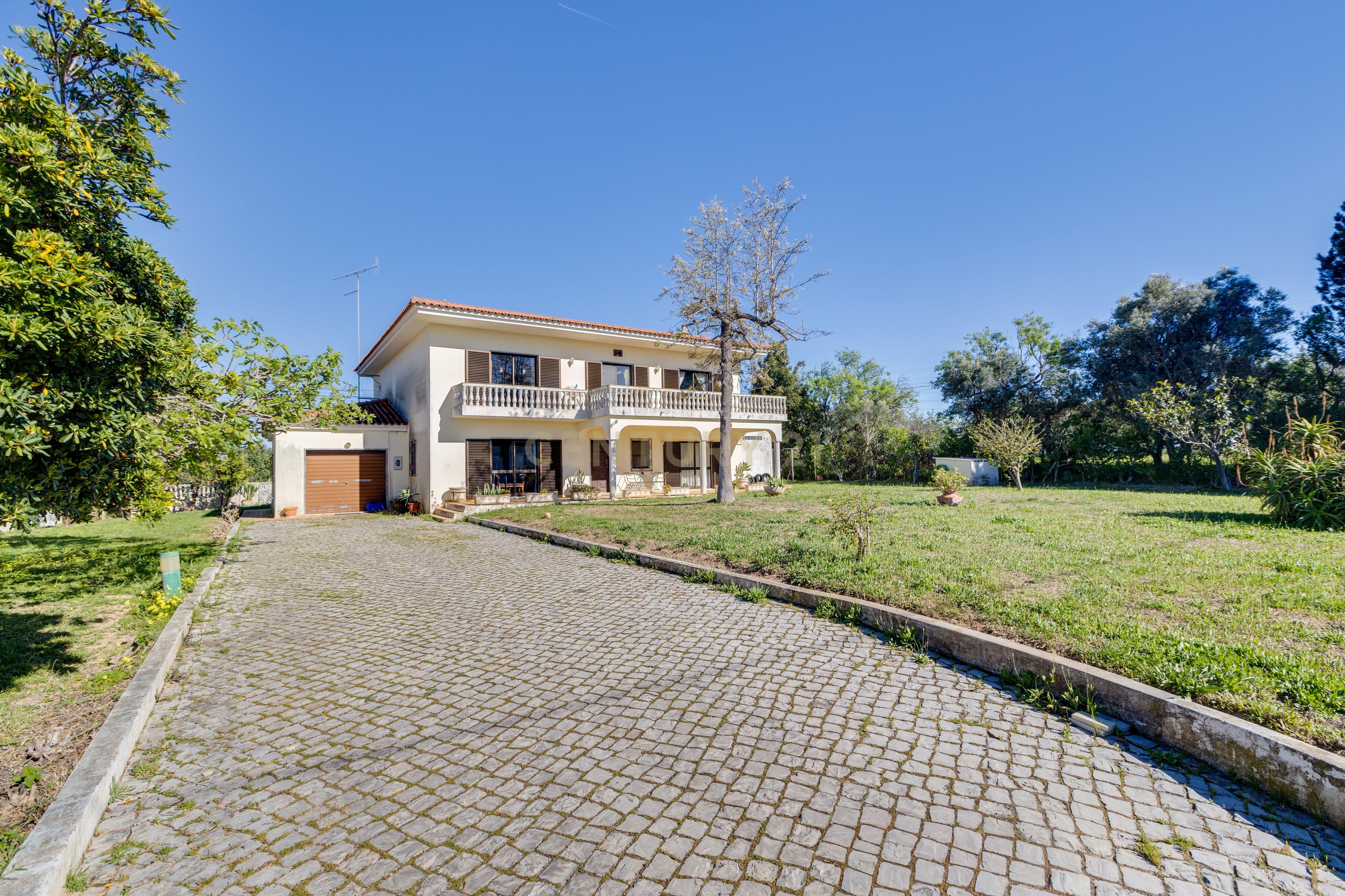 Fotografia 3 de Moradia T5 — Entre Olhão e Estoi | 5.000 m² de Terreno | Piscina | Garagem | Excelente Potencial de Renovação