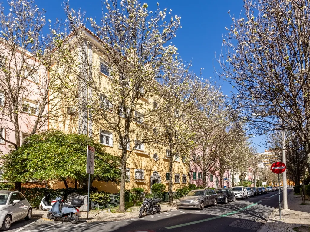 Apartamento T2 transformado em T3 com charme único em Alvalade - Image 29