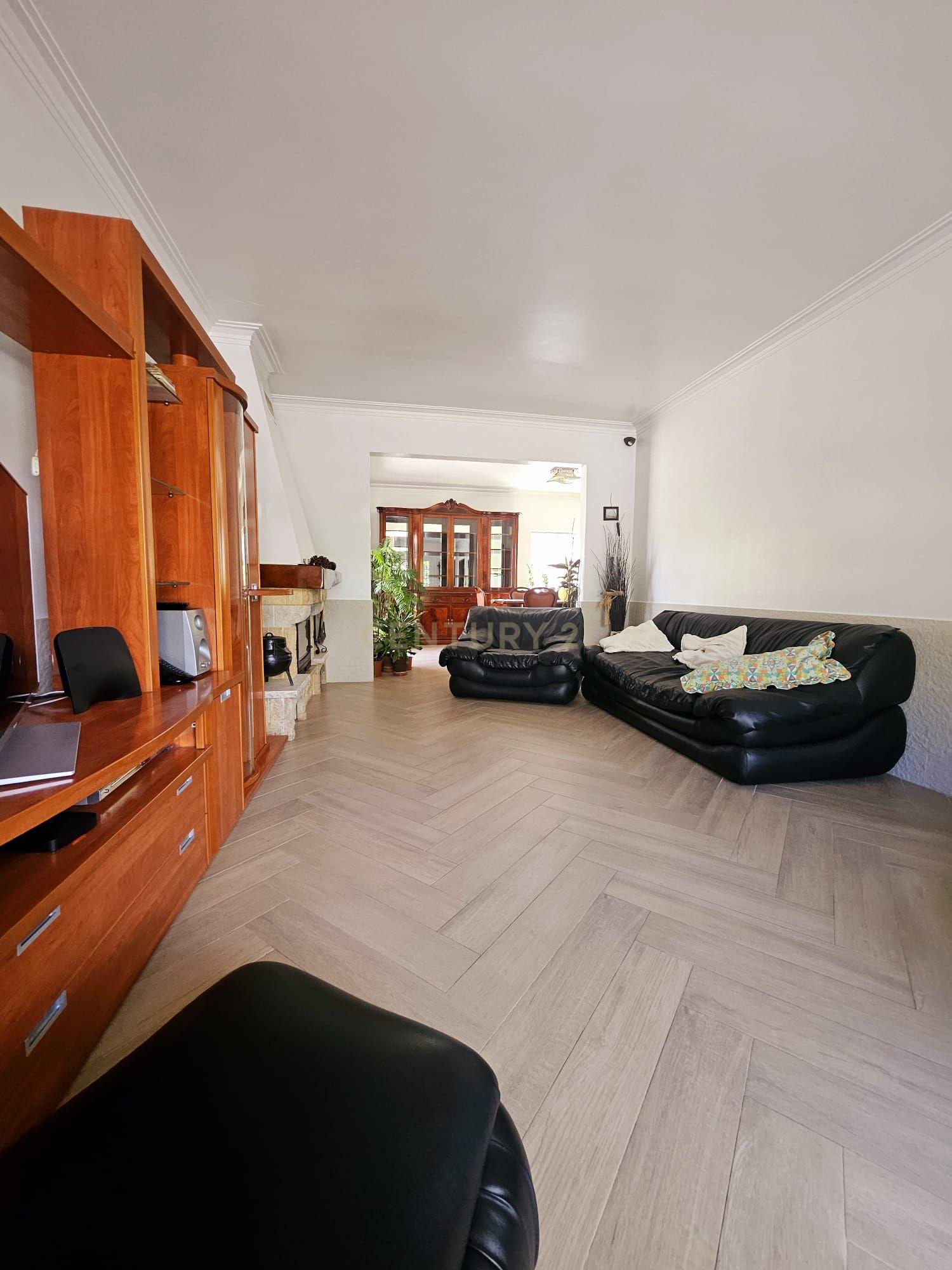 Moradia Unifamiliar T4 com Vista Desafogada e Grande Lote de Terreno na Quinta da Condessa - Image 12