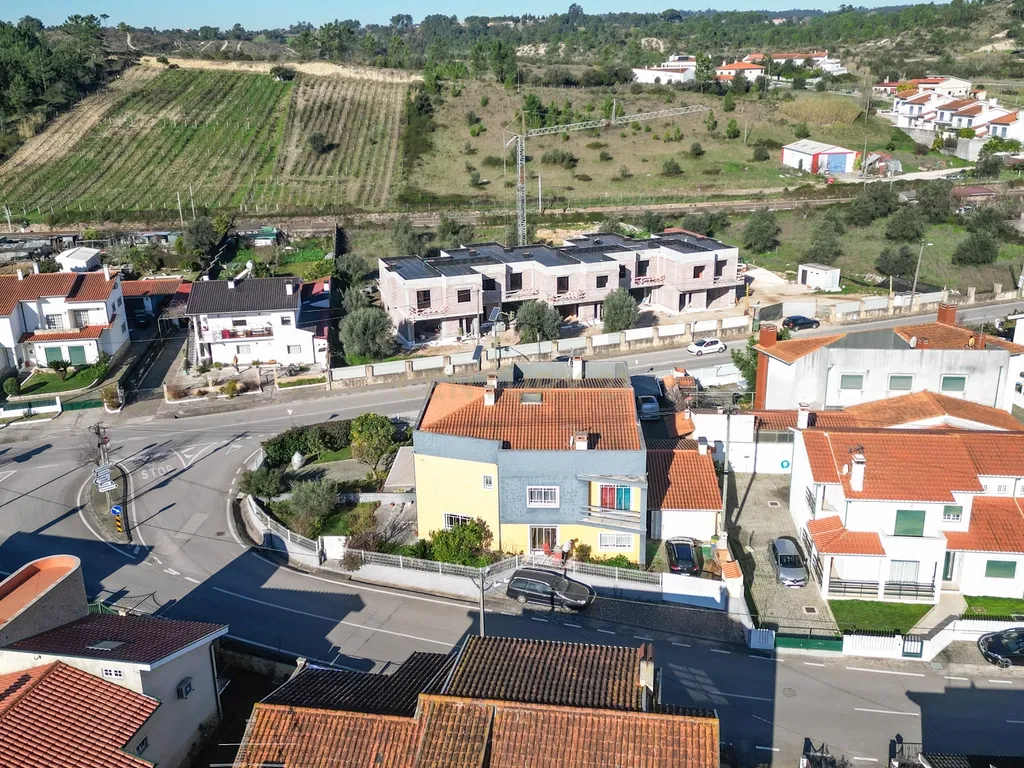 Moradia T4 com sótão versátil e excelentes acessos – uma oportunidade única - Image 31