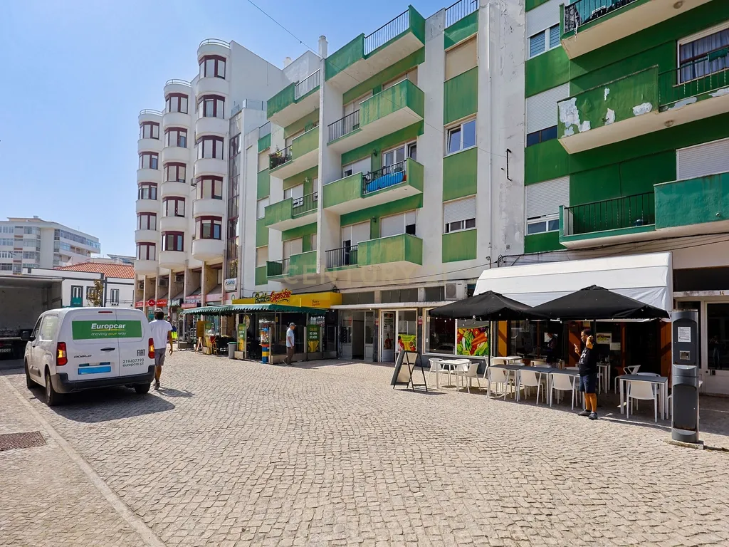 Apartamento T2, com Varanda e Terraço, Centro da Costa de Caparica. - Image 25