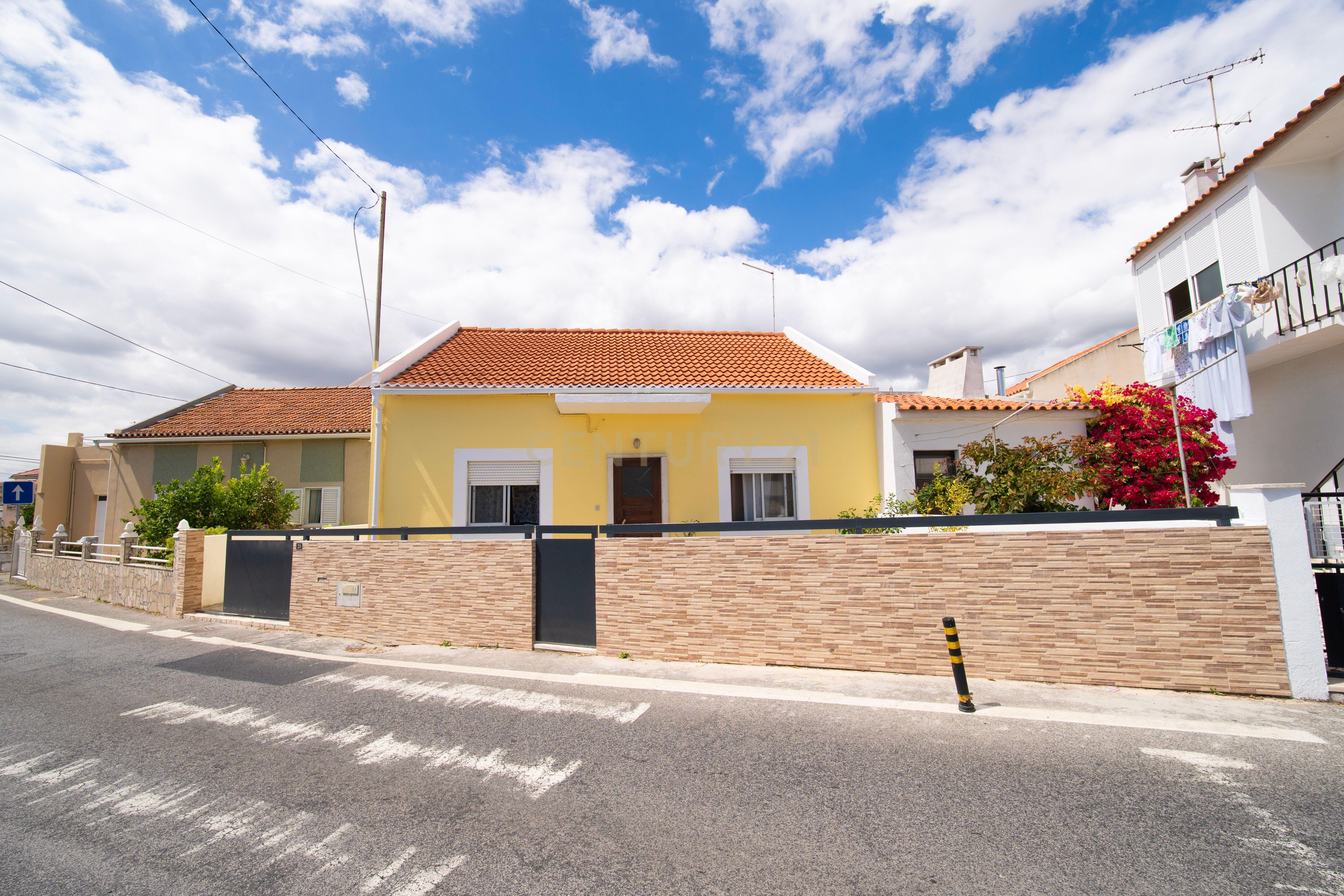 Moradia T2 Renovada, com 119 m² de Logradouro