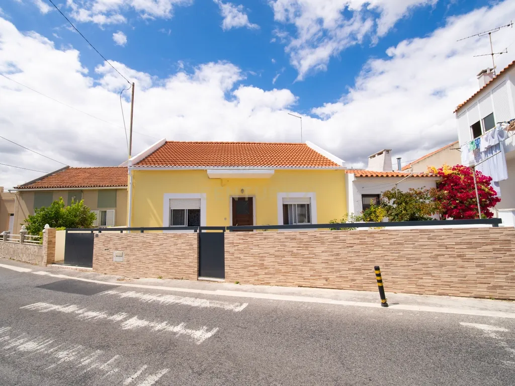 Moradia T2 Renovada, com 119 m² de Logradouro - Image 1