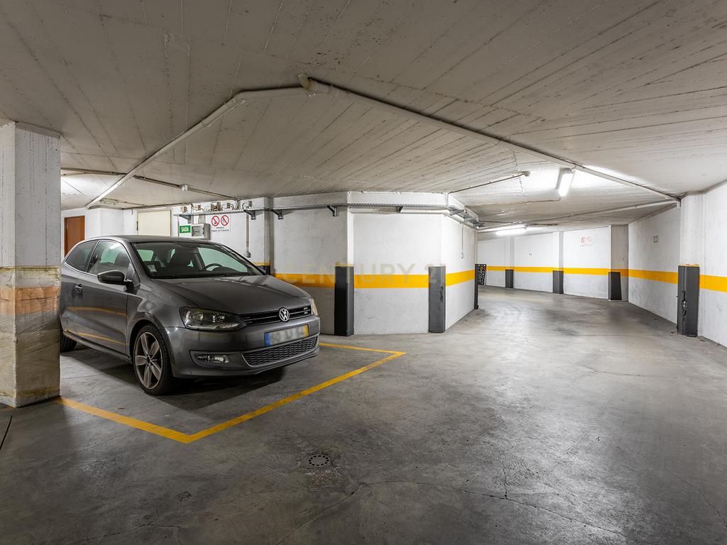 Apartamento T1 com garagem e arrecadação no Casal de São Brás, Amadora - Image 19