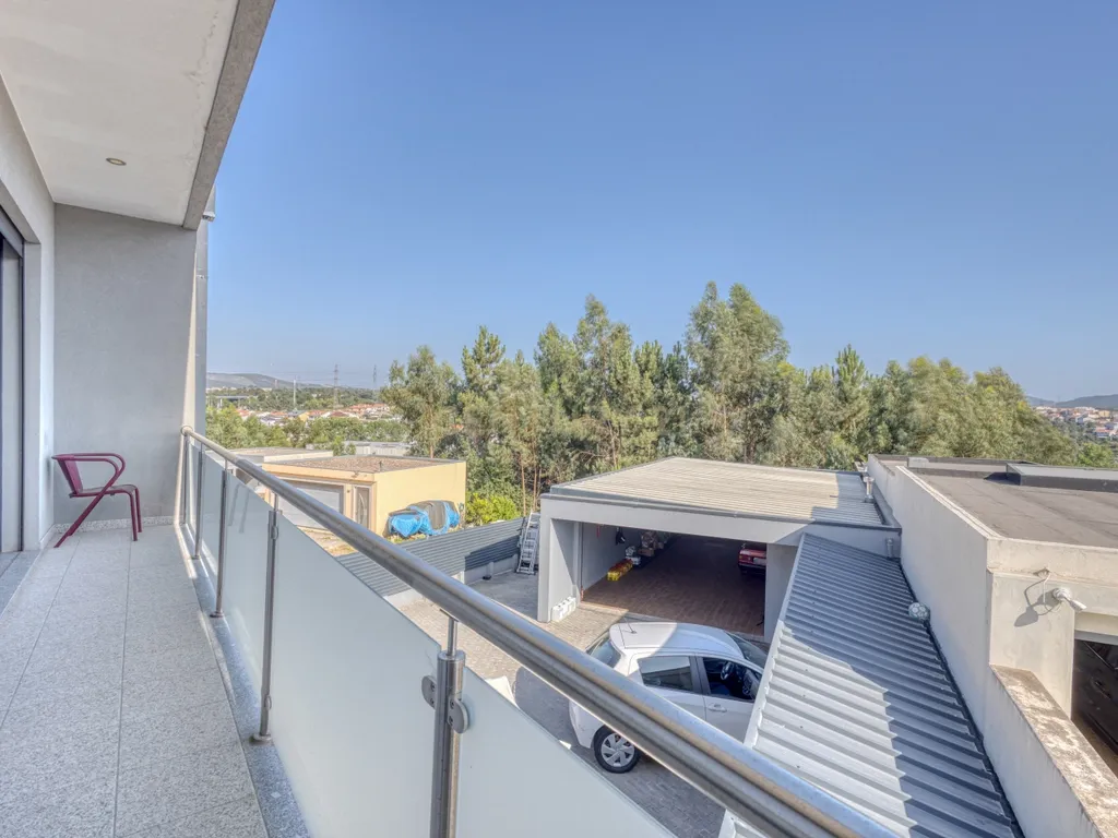 Moradia V3 com Piscina, Garagem para 4 Carros e Excelentes Áreas – Conforto e Tranquilidade a 5 Minutos da Autoestrada - Image 18