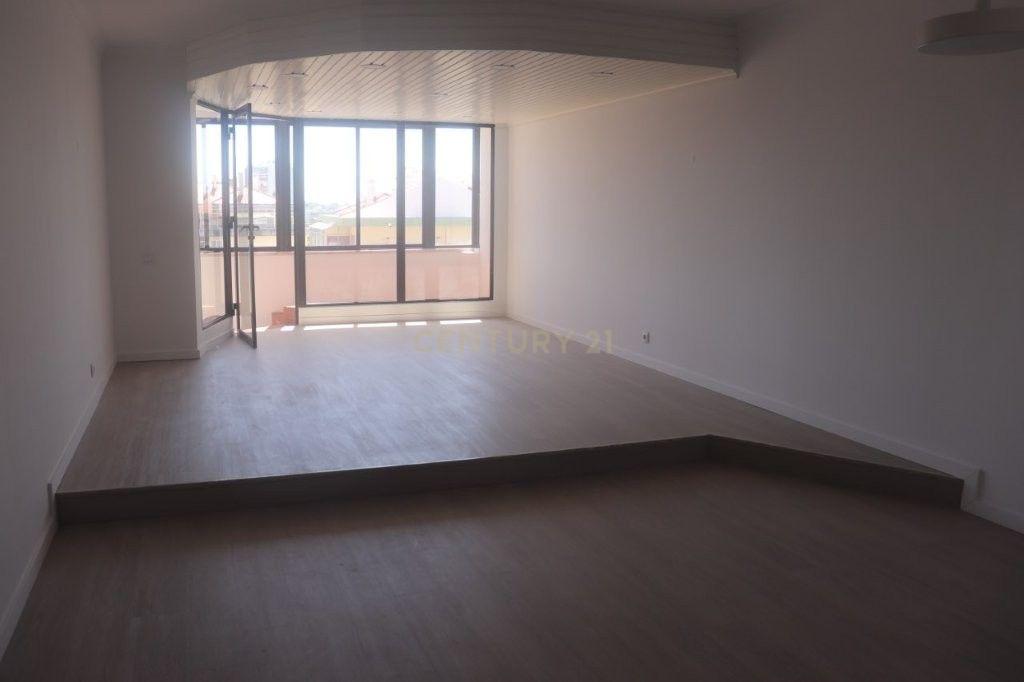 Fotografia 7 de Apartamento Renovado T2 em Oeiras com Vista Atraente