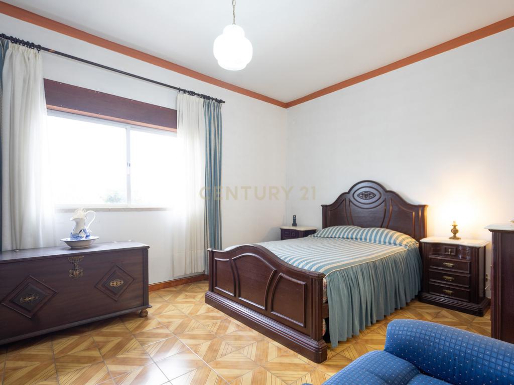 Moradia T3 com jardim na Granja do Ulmeiro junto às escolas e serviços - Image 18