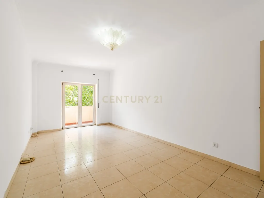 Apartamento T3 com Excelente Localização em Agualva-Cacém - Image 2