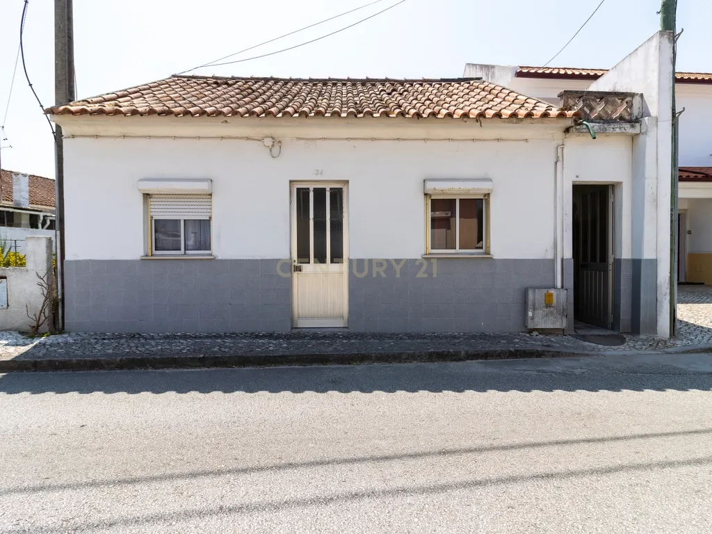 Moradia T3 Térrea com Espaço Exterior – Centro da Vila de Vieira de Leiria - Image 1