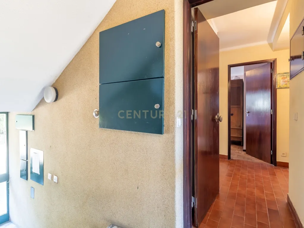 T1 em Caselas com varanda e vista desafogada – Excelente oportunidade para remodelar a gosto - Image 19