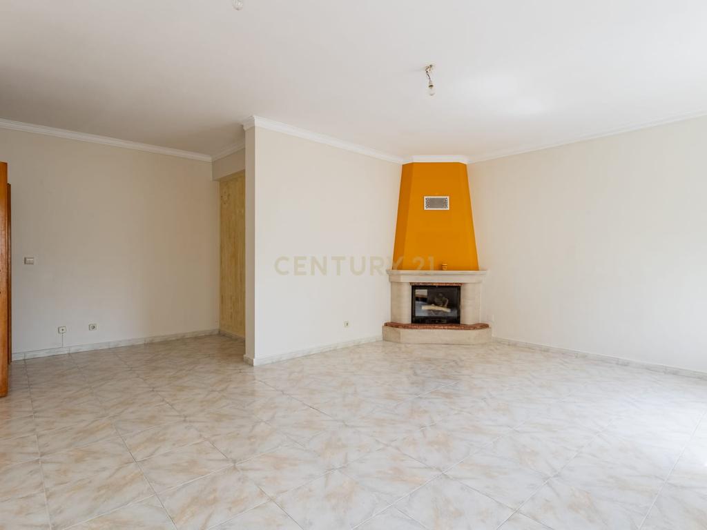 Espaçoso T3 no Sobralinho - 131m2 Com Box para 2 Viaturas - Image 10