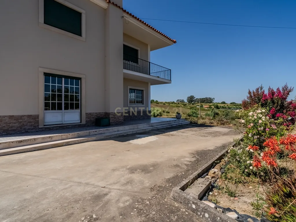 Moradia T5 com Garagem e Terreno em Sobral de Monte Agraço - Image 30