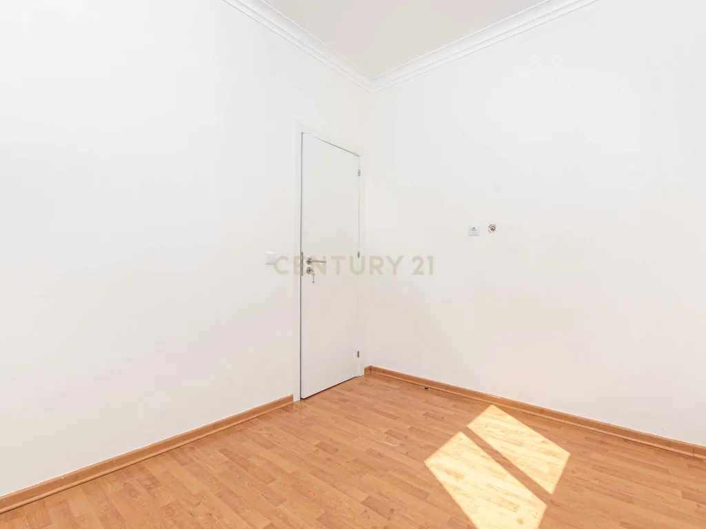 Apartamento T1 Renovado no Centro da Amadora - Image 5