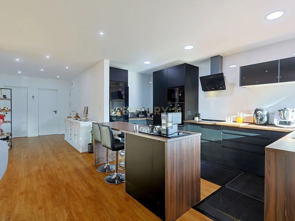 Apartamento T3 Duplex Remodelado no Centro de Corroios - Image 5
