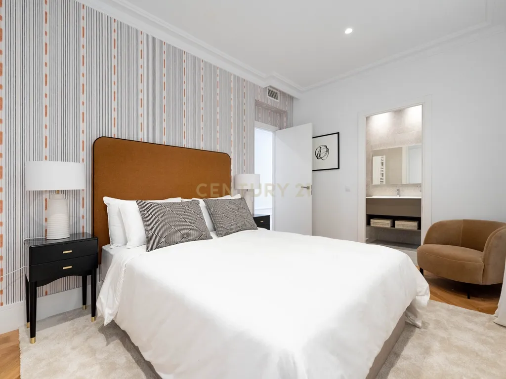 APARTAMENTO RENOVADO COM MOLDURAS E VARANDAS - Image 10