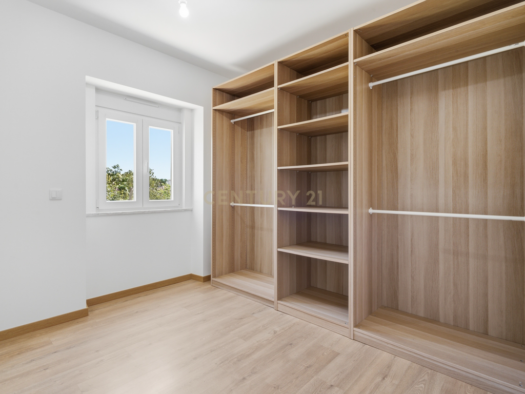 Moradia T4 Térrea Remodelada no Centro de Mafra | Privacidade, Conforto e Qualidade de Vida - Image 15