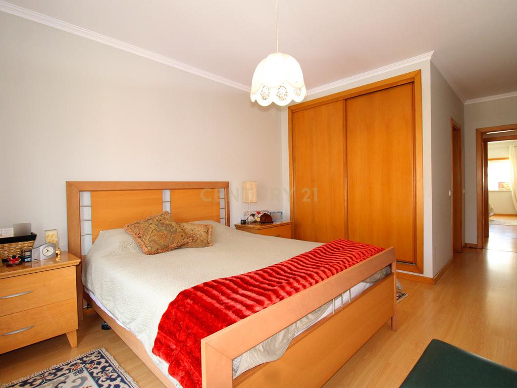 Apartamento T4 com Parqueamento, nas Caldas da Rainha - Image 16