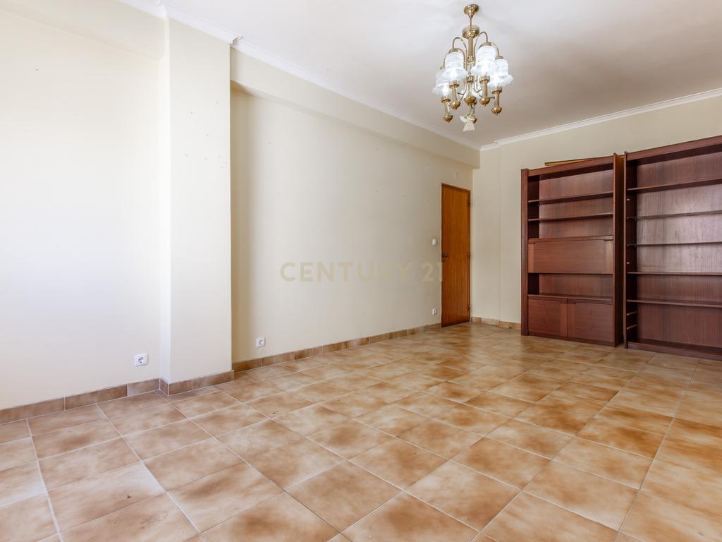 Apartamento T4 - Venda Nova - Image 3