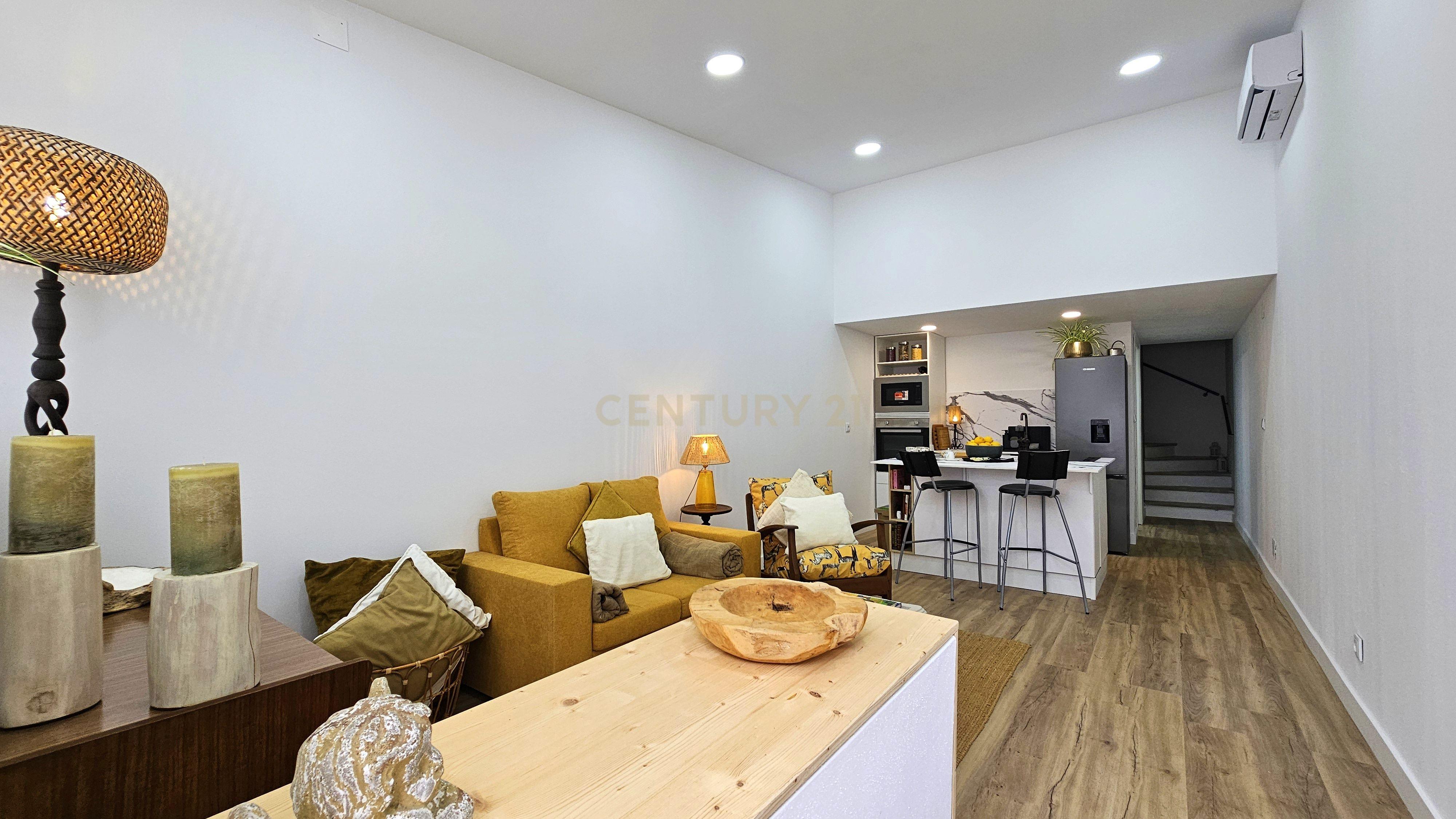Encantadora Moradia Duplex T1 Totalmente Remodelada em Setúbal