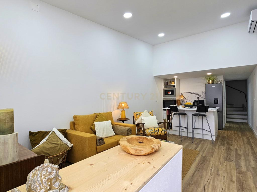 Encantadora Moradia Duplex T1 Totalmente Remodelada em Setúbal - Image 1