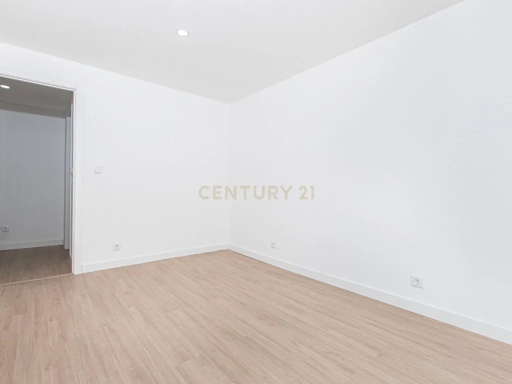 Apartamento T3 com Terraço/ Remodelação Total (Queluz) - Image 16