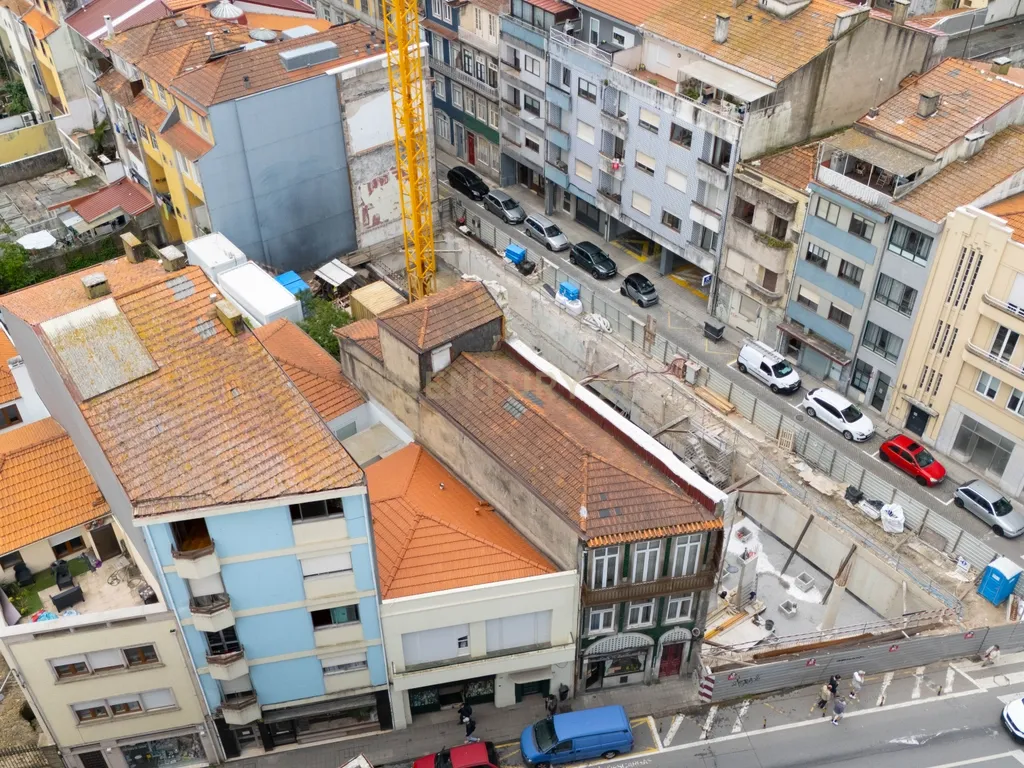 Prédio no centro do Porto com potencial construtivo. - Image 3