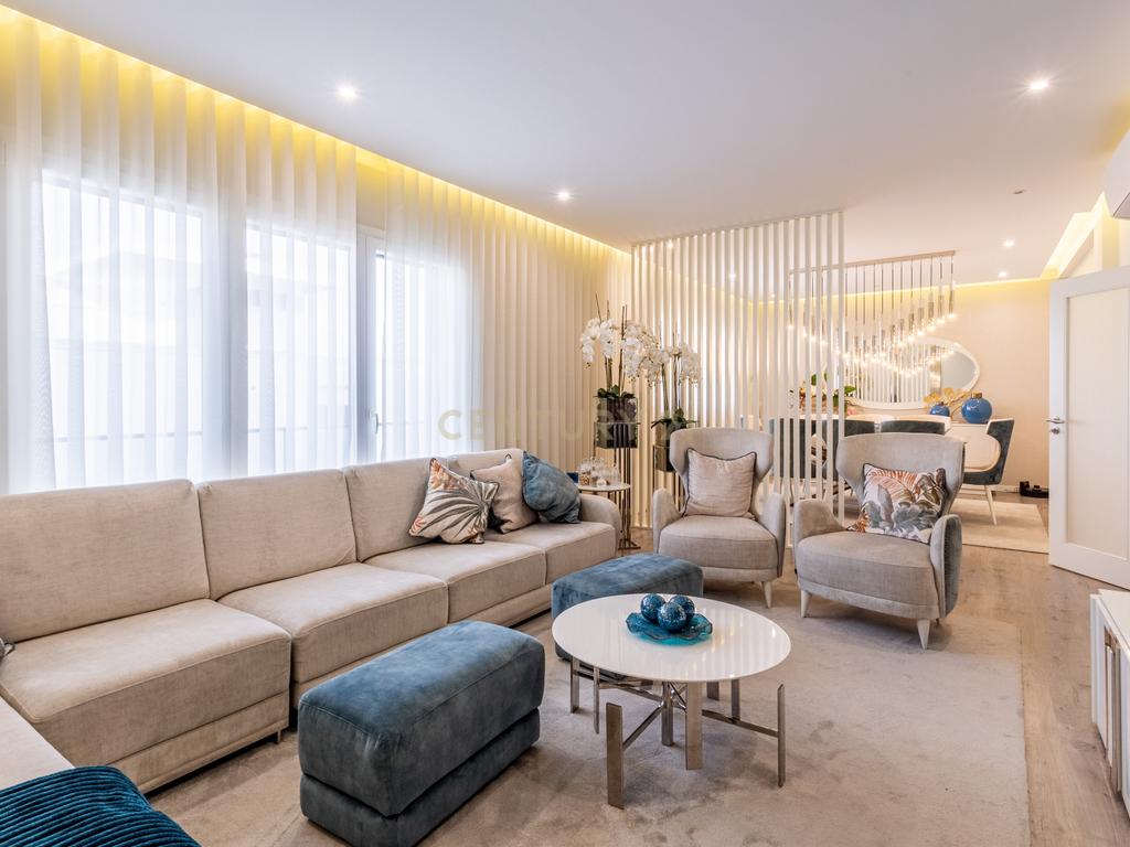 Luxuosa Moradia T5 em Odivelas com Vista Panorâmica - Image 2