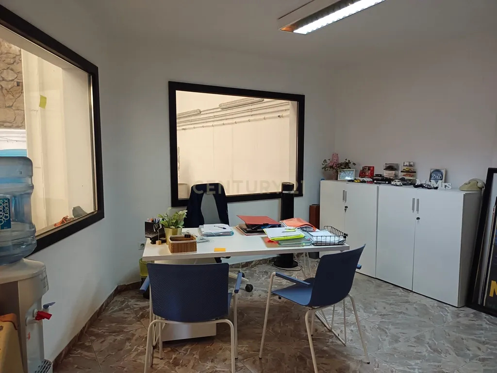Edifício industrial para venda em Málaga - 878 m², escritórios, ponte rolante e vários acessos - Image 11