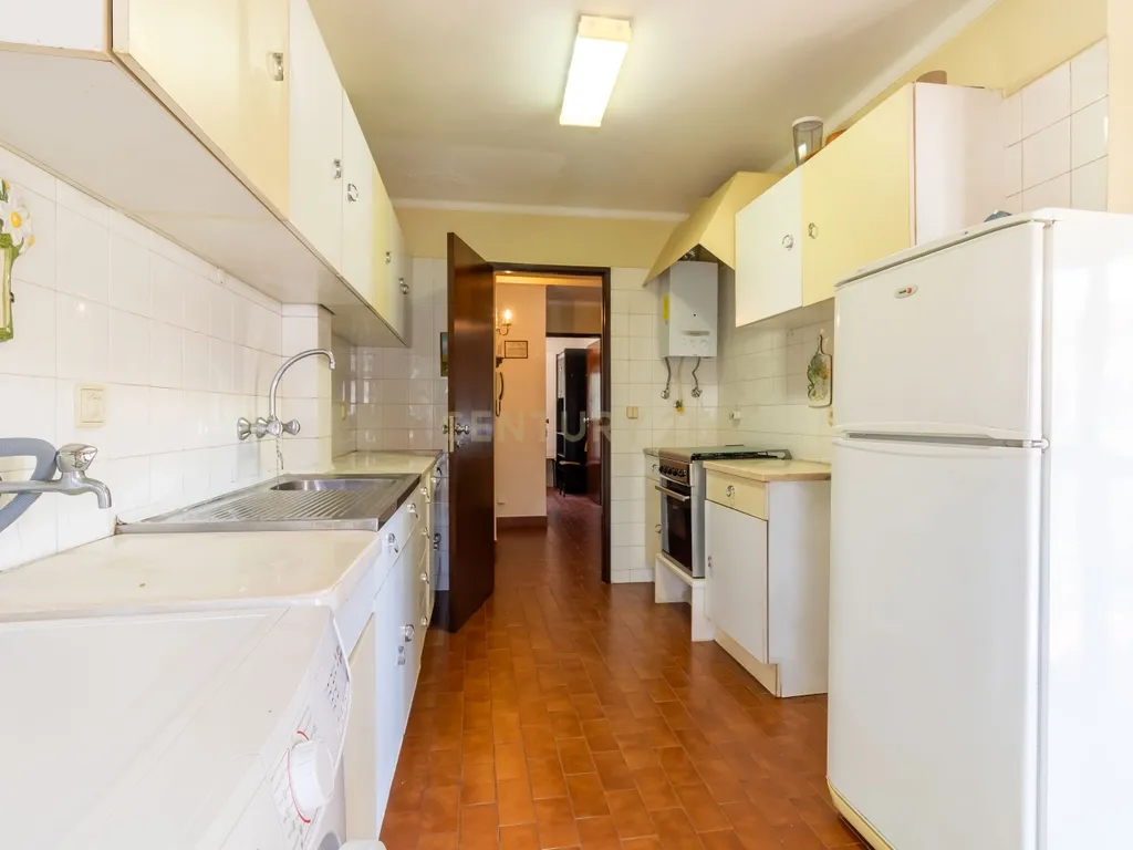 T1 em Caselas com varanda e vista desafogada – Excelente oportunidade para remodelar a gosto - Image 14