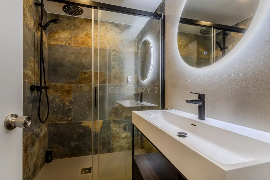 Penthouse T3 de Luxo no 20.º e Último Piso | Vista Mar Única sobre Ponta Delgada - Image 8