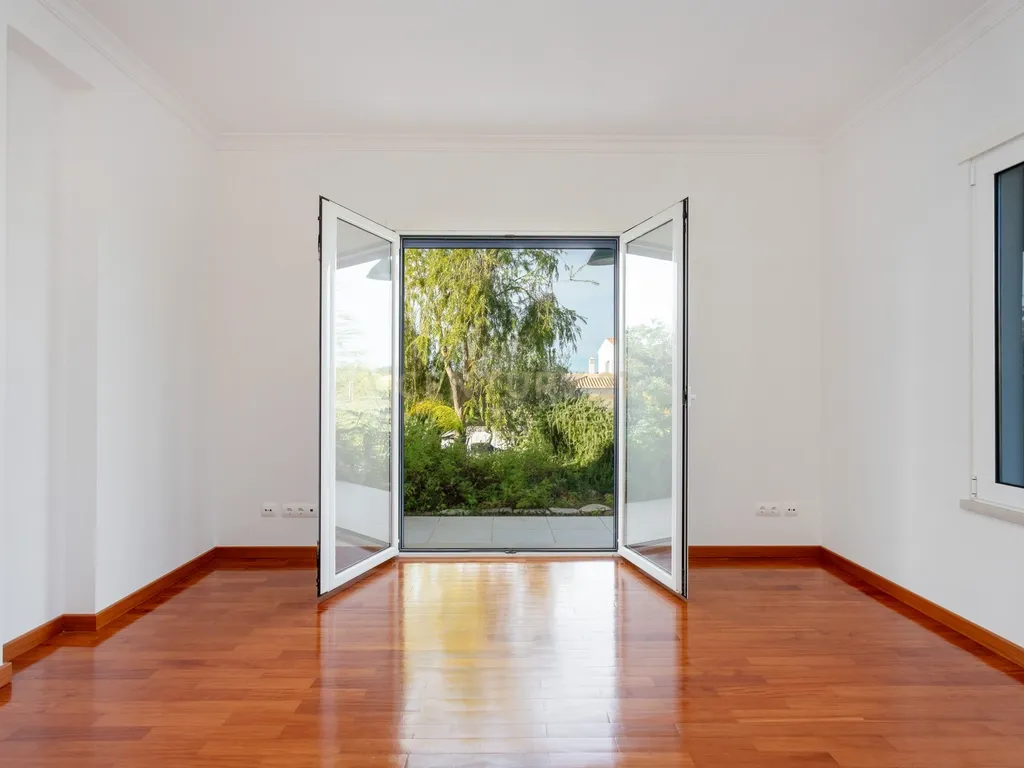 Vivenda exclusiva de construção moderna, 4 suítes, jardim imersivo com lago e viabilidade para piscina. - Image 20