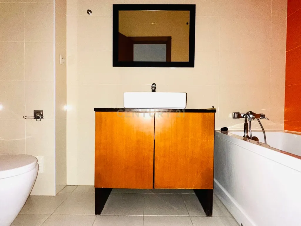 Apartamento T4 com Terraço, Varandas, Garagem e Lugar de Estacionamento, na Vila Serena, Pinhal Novo - Image 19
