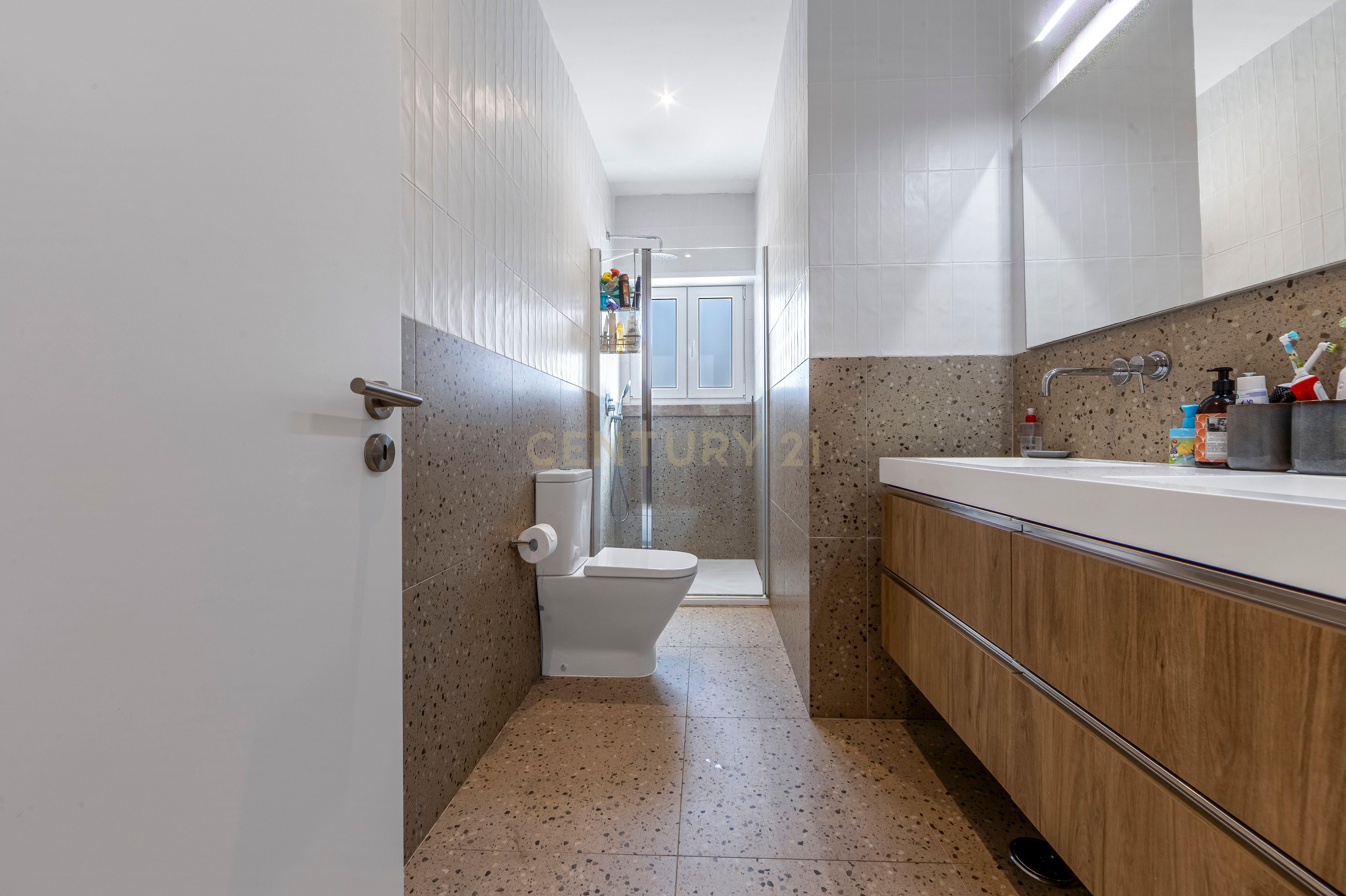 Fotografia 6 de Apartamento T3 Renovado com Terraço - Estrada de Benfica, Lisboa