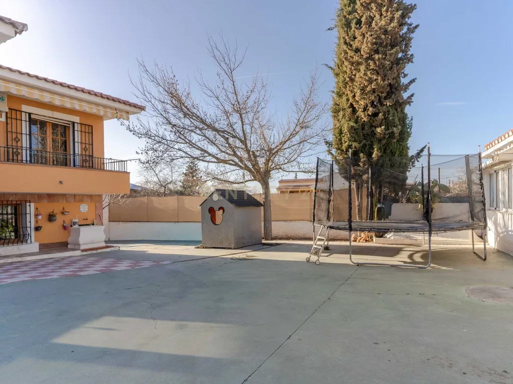 Moradia isolada em Otura com um terreno de 1.250 m², piscina, jardim e espaços para viver em paz - Image 58
