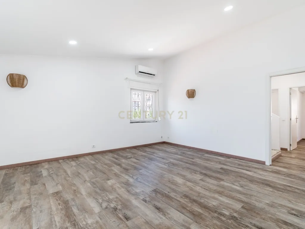 T4 Duplex totalmente renovado no Bairro do Progresso – Silves - Image 7