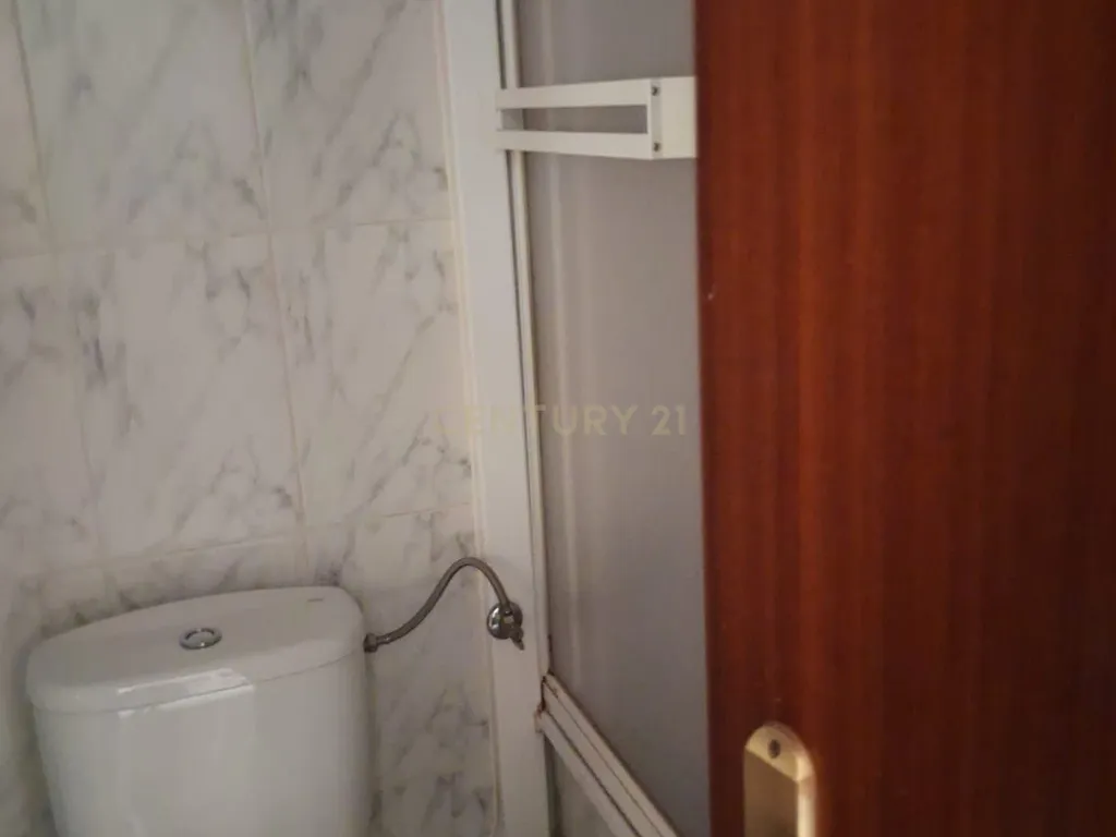 Apartamento para “ARRENDAMENTO”, de tipologia T3, com 1 WC, varanda comprida, despensa e arrecadação no sótão, localizado no centro de Castelo Branco. - Image 15