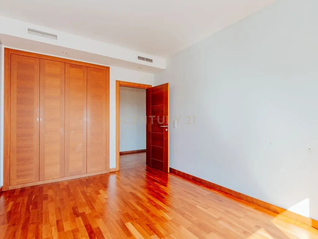 Apartamento T3 com vista da Varanda sobre o Rio Tejo nos Terraços da Ponte Sacavém - Image 20